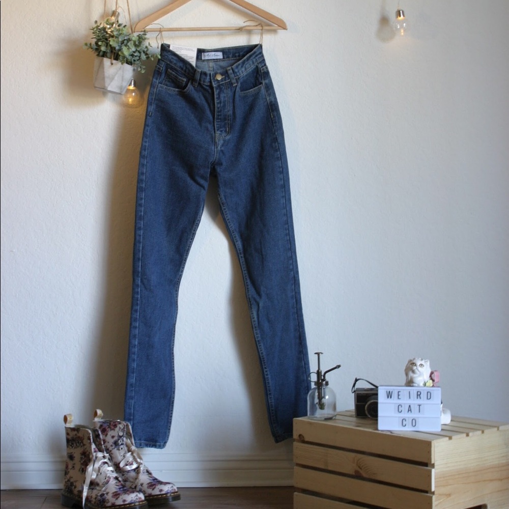 Aili Artisan Dark Wash High-Waist Mom Jean